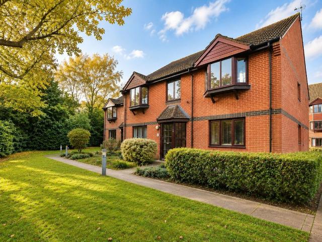 Apartment for rent in Horsell, Woking