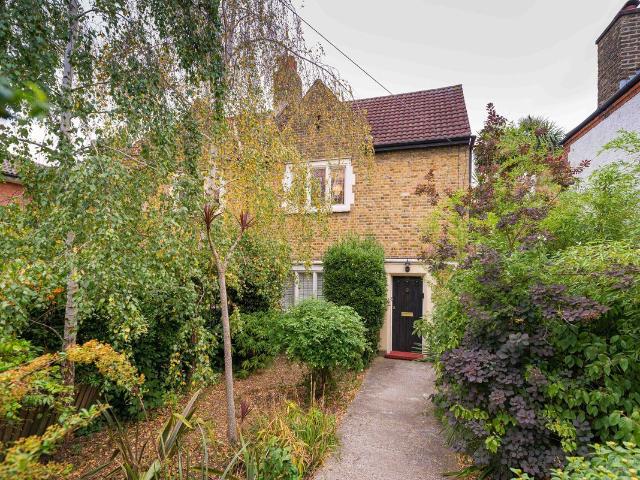 Apartment for rent in Furzedown, Greater London