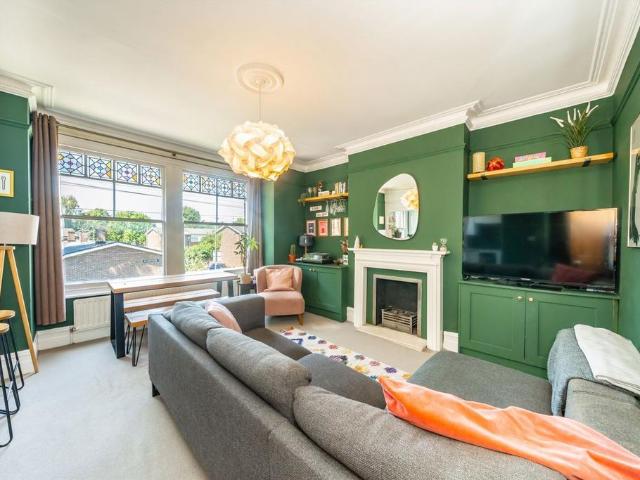 Apartment for rent in Furzedown, Greater London