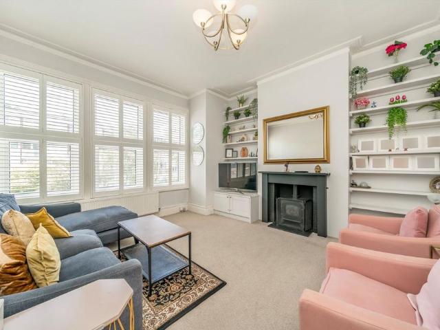 Apartment for rent in Furzedown, Greater London