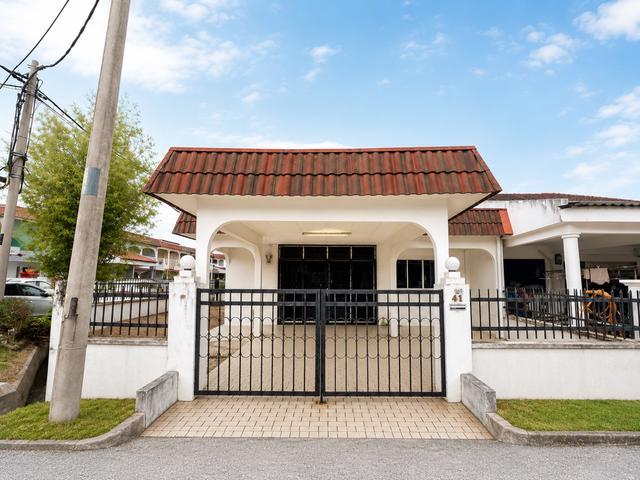 Terraced House for sale in Malaka
