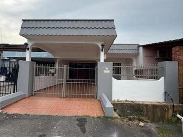 Terraced House for sale in Malaka