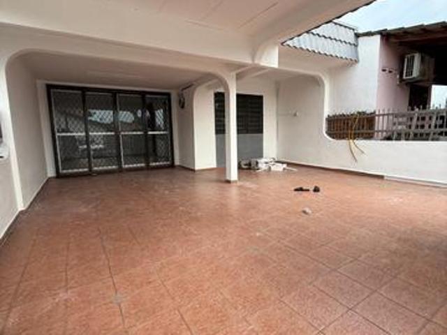 Terraced House for sale in Malaka