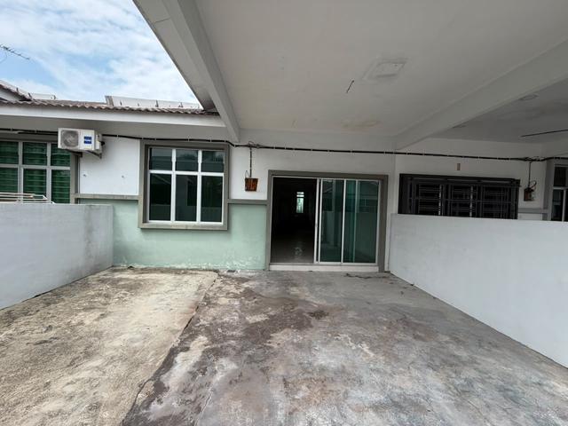 Terraced House for sale in Malaka
