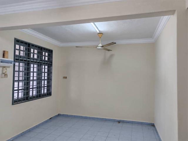 Terraced House for sale in Malaka