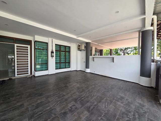 Terraced House for sale in Malaka