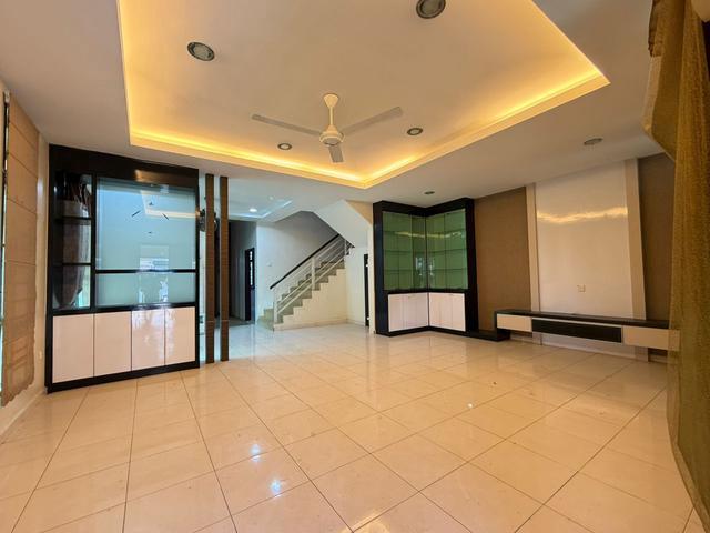 Terraced House for sale in Malaka