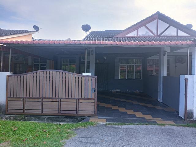 Terraced House for sale in Malaka