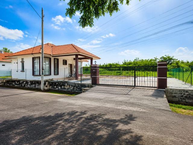Bungalow for sale in Malaka