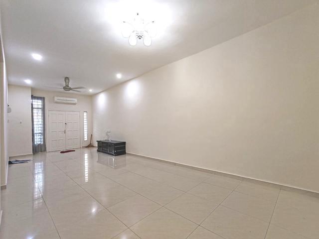 Terraced House for sale in Malaka