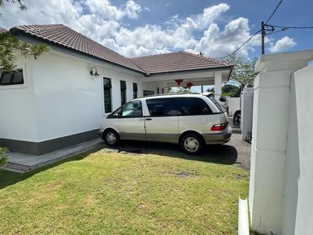 Bungalow for sale in Malaka