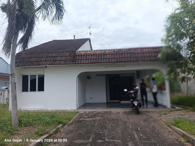 Bungalow for sale in Malaka