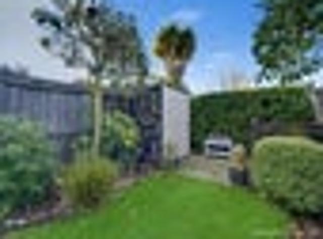 Townhouse for sale in Addington, Canterbury
