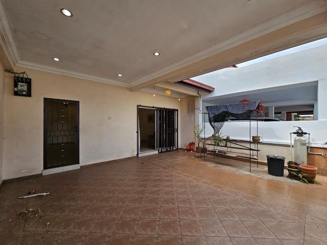 Terraced House for sale in Malaka