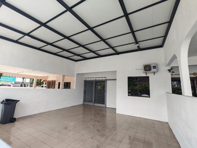 Terraced House for sale in Malaka