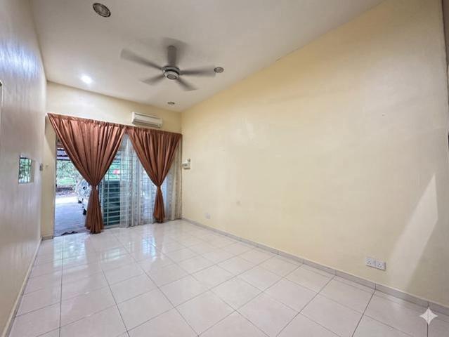 Terraced House for sale in Malaka