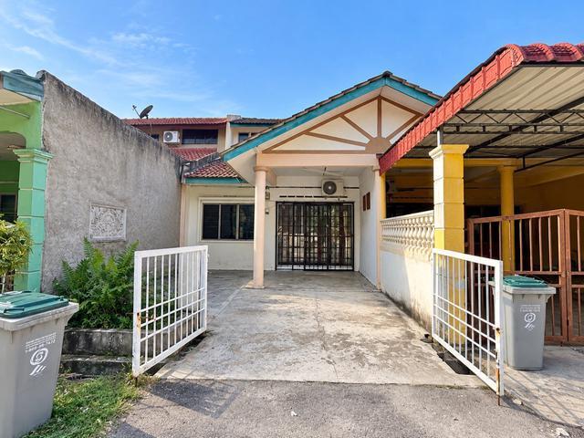 Terraced House for sale in Malaka
