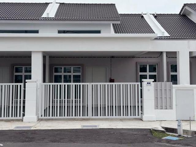 Terraced House for sale in Malaka