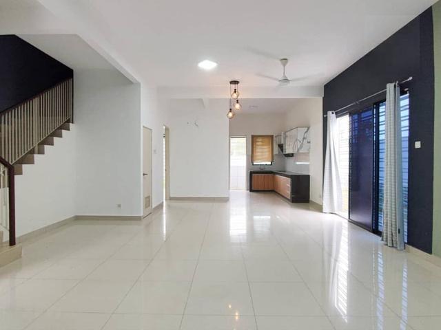 Terraced House for sale in Malaka