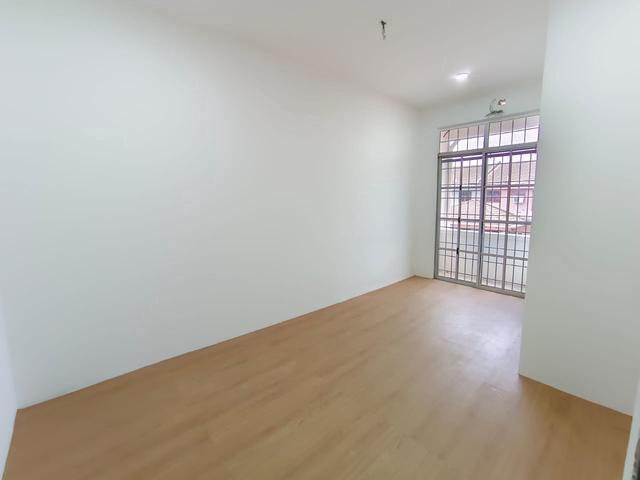 Terraced House for sale in Malaka