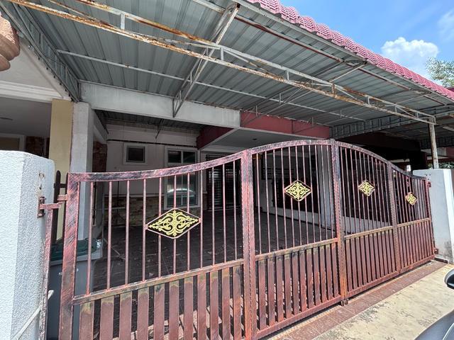 Terraced House for sale in Malaka