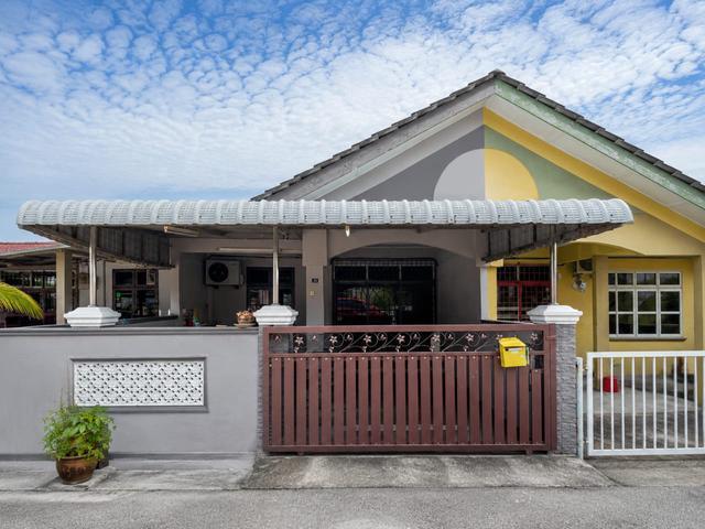 Terraced House for sale in Malaka
