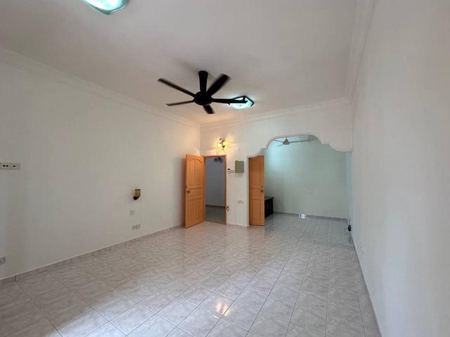 Terraced House for sale in Malaka