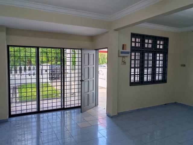 Terraced House for sale in Malaka