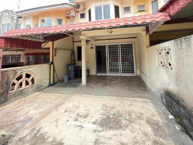 Terraced House for sale in Malaka