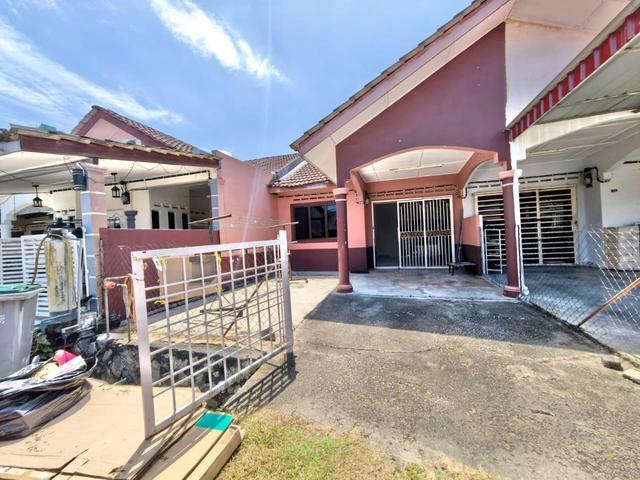 Terraced House for sale in Malaka