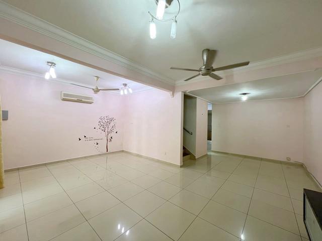 Terraced House for sale in Malaka