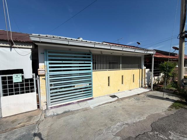 Terraced House for sale in Malaka