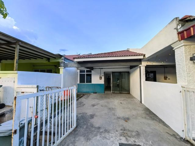Terraced House for sale in Malaka