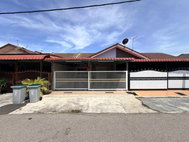 Terraced House for sale in Malaka
