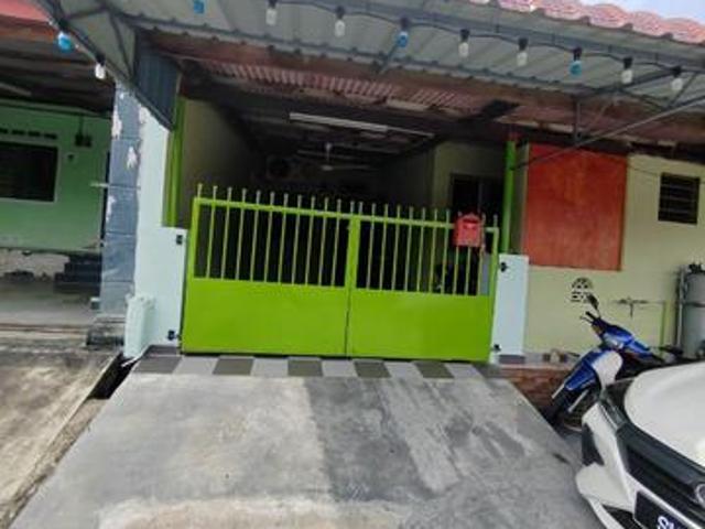 Terraced House for sale in Malaka