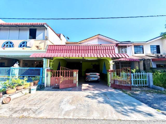 Terraced House for sale in Malaka