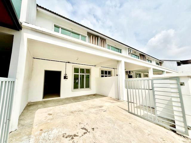 Terraced House for sale in Malaka