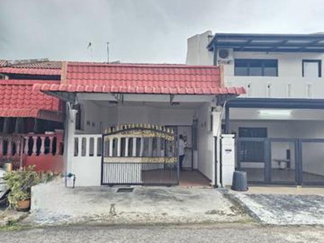 Terraced House for sale in Malaka