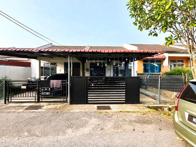 Terraced House for sale in Malaka