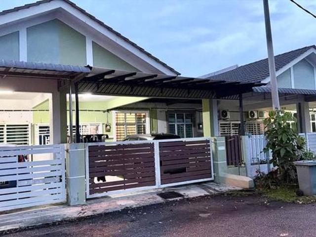 Terraced House for sale in Malaka