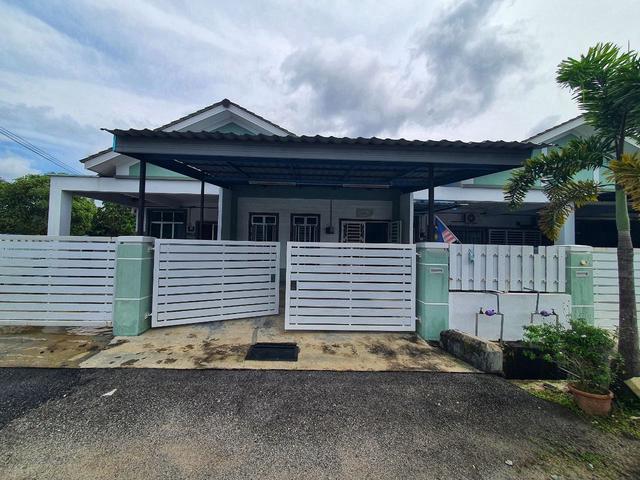 Terraced House for sale in Malaka