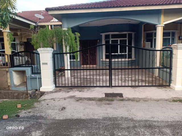 Terraced House for sale in Malaka