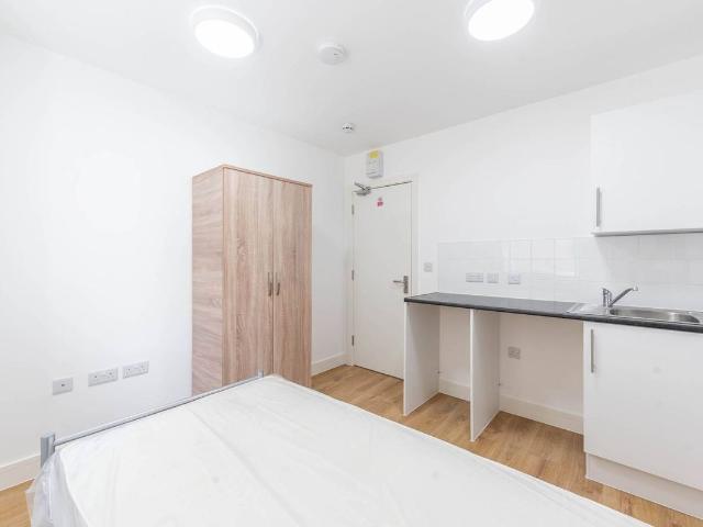Studio for rent in London Borough of Ealing, Greater London