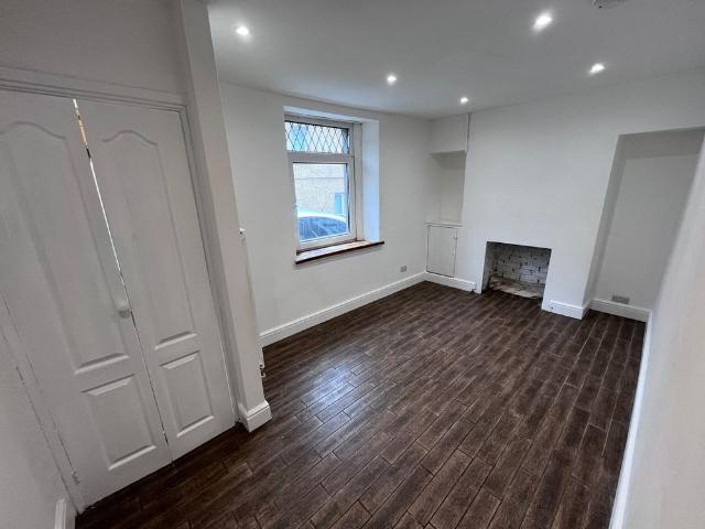 House for rent in Cwmbwrla, Nangreaves