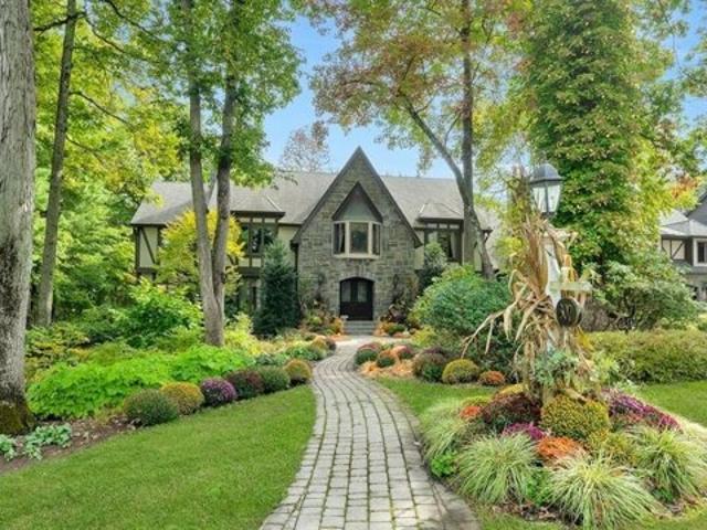 House for sale in Franklin Lakes