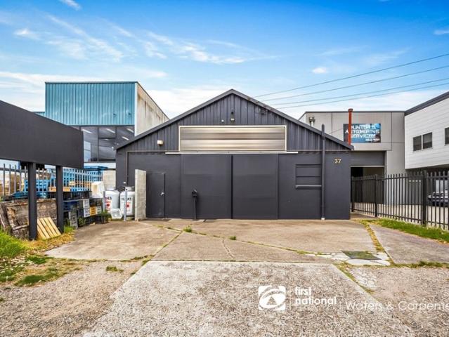 Warehouse for rent in Regents Park, Sydney