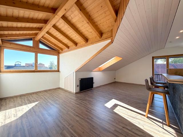 Dachgeschosswohnung kaufen in Siegertsbrunn, Höhenkirchen-Siegertsbrunn