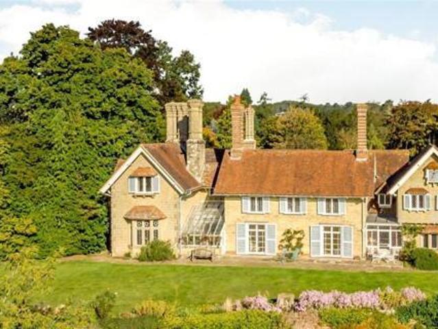 House for sale in Farnham, Waverley