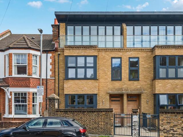 House for rent in Summerstown, Greater London