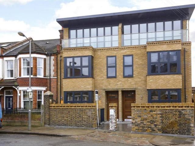 House for rent in Summerstown, Greater London